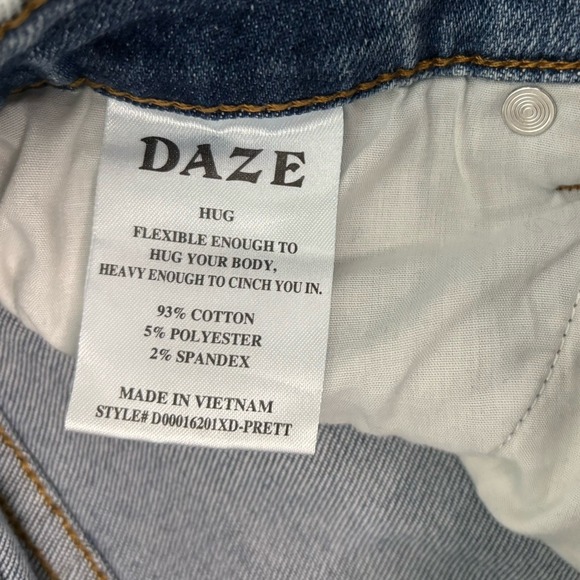 Daze Women's 27 Hug Jeans High Rise Cropped Boot Leg Distressed Raw Hem Stretch - Picture 4 of 10